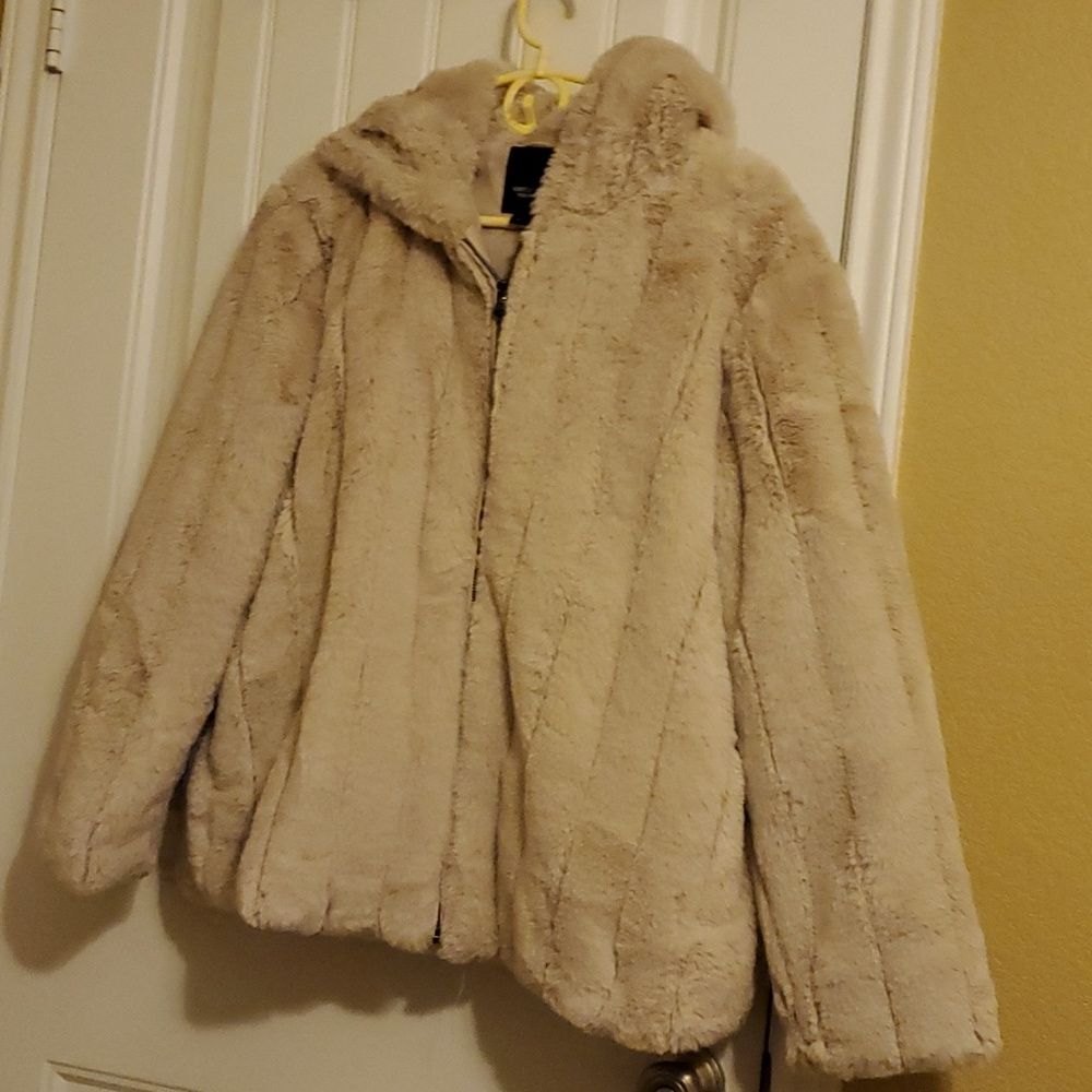 Vera Wang beige short faux fur coat XXL - Picture 2 of 5
